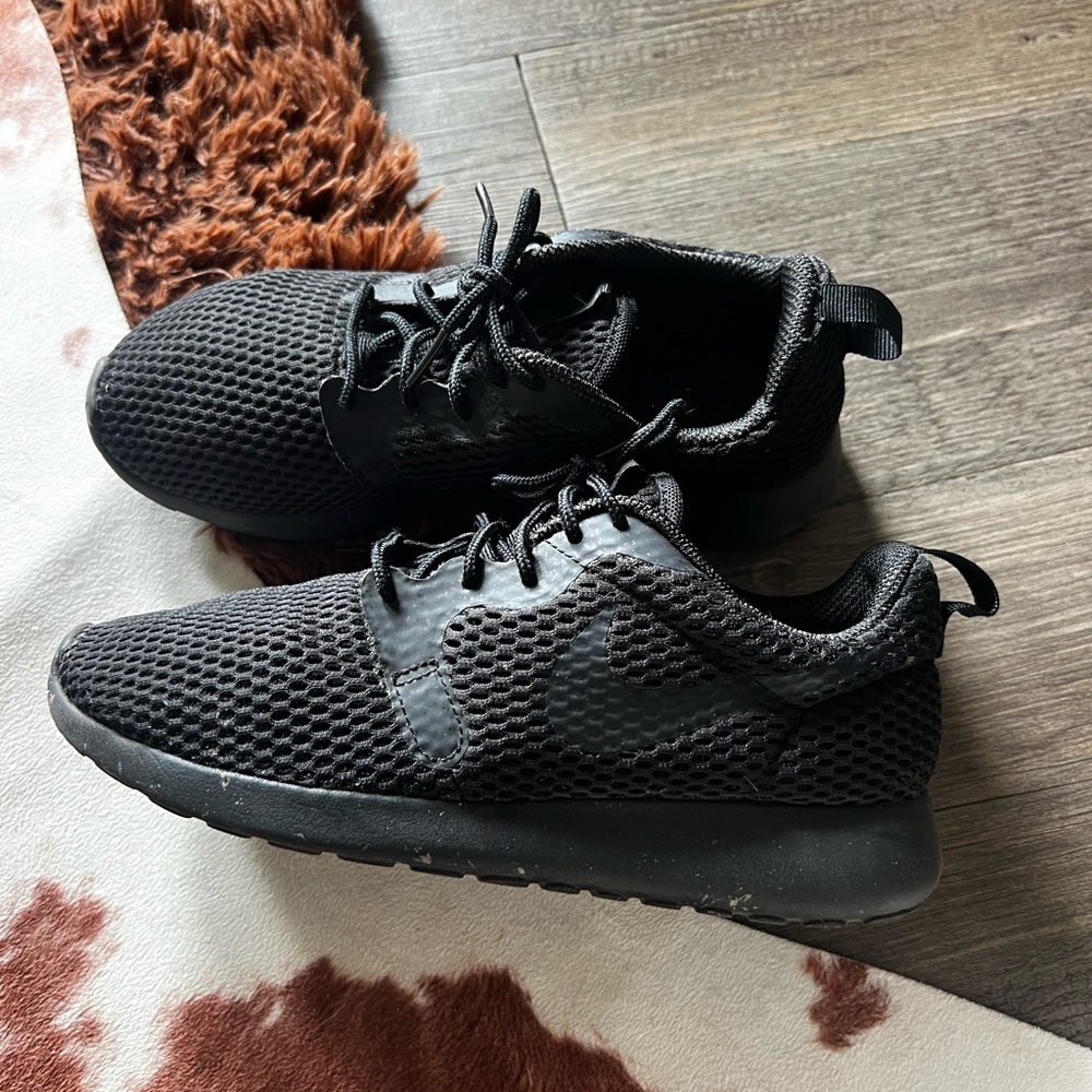 Nike Women’s Roshe One All Black 6